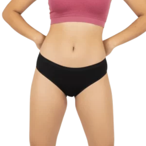 Modelo usando calzón menstrual reutilizable modelo Tiro Bajo en color negro de Hemeranix, vista frontal