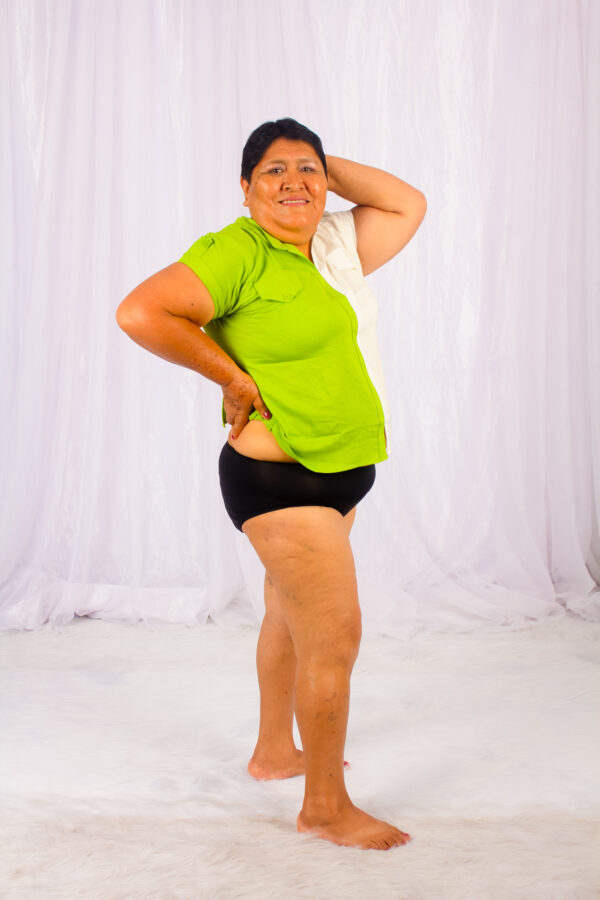 Mujer sonriente posando con calzón para incontinencia urinaria leve