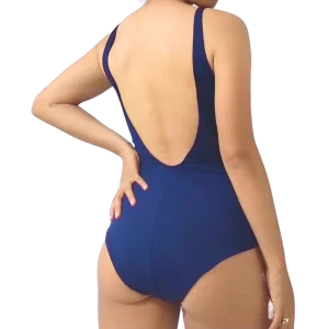 Modelo de espaldas luciendo un traje de baño menstrual azul marino