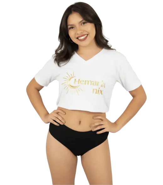 Modelo usando calzón menstrual Perú de Hemeranix, vista frontal, mostrando comodidad y ajuste seguro durante el periodo