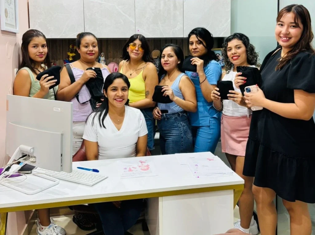 Pacientes y ginecóloga en Lima participando en la evaluación del calzón menstrual evaluado ginecológicamente de Hemeranix para comprobar su seguridad en la flora vaginal
