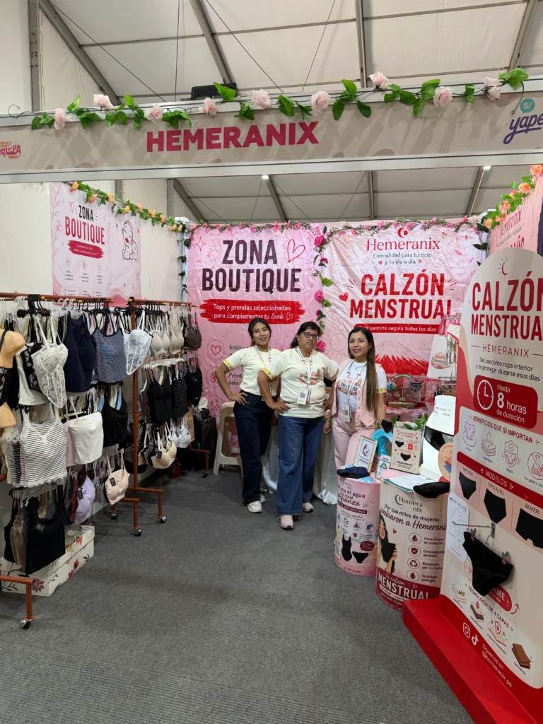 Equipo de Hemeranix en su stand de calzones menstruales en la Feria Arequipa 2026